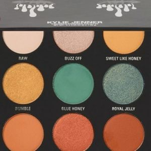 KYLIE JENNER PRESSED POWDER EYESHADOW PALETTE